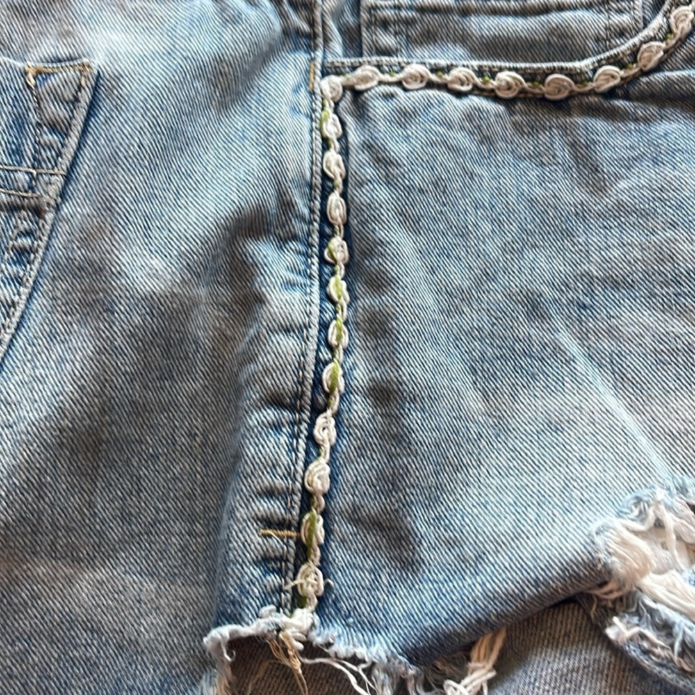 Free People - distressed embroidered medium wash blue Jean shorts - size 28 - Picture 4 of 4
